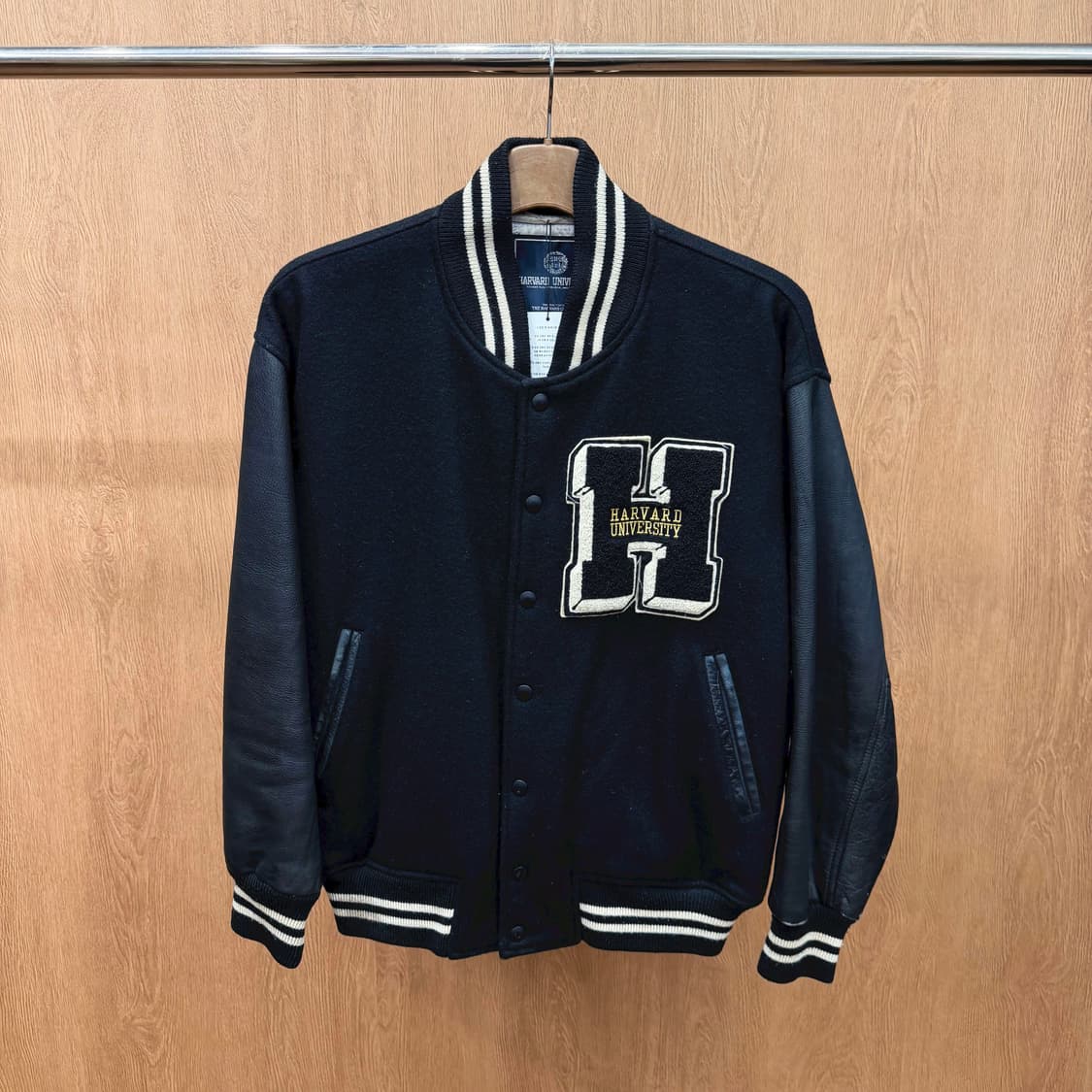 하버드 유니버시티 바시티 자켓 레더 슬리브 배색 로고 자수 디테일 블랙 상품이미지2