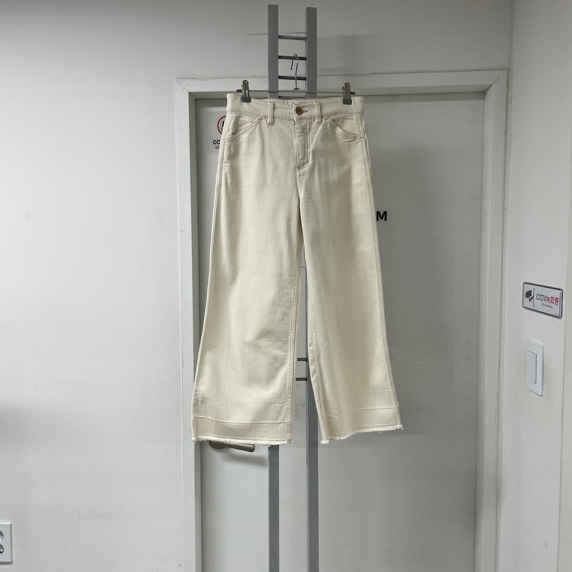 클로즈드 아이보리 팬츠 25(W) 상품이미지1