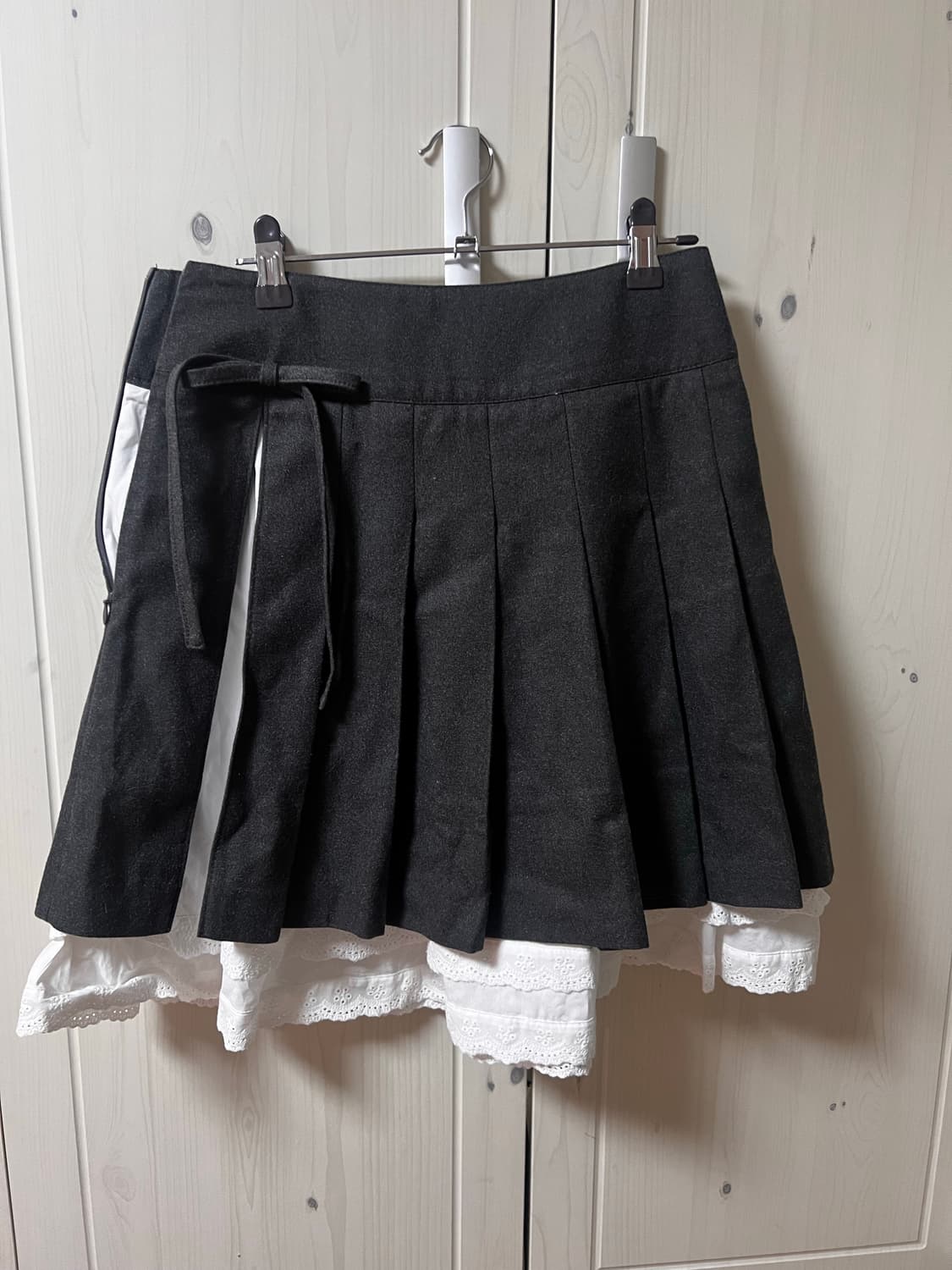 허그유어스킨 슬릿 플리츠 미디 스커트 차콜 판매합니다 상품이미지2