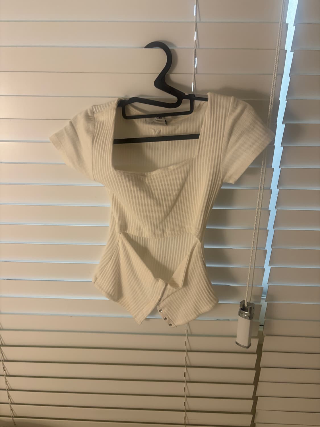 Yuse -SQUARE NECK CUT OUT SNAP TOP - WHI 상품이미지2