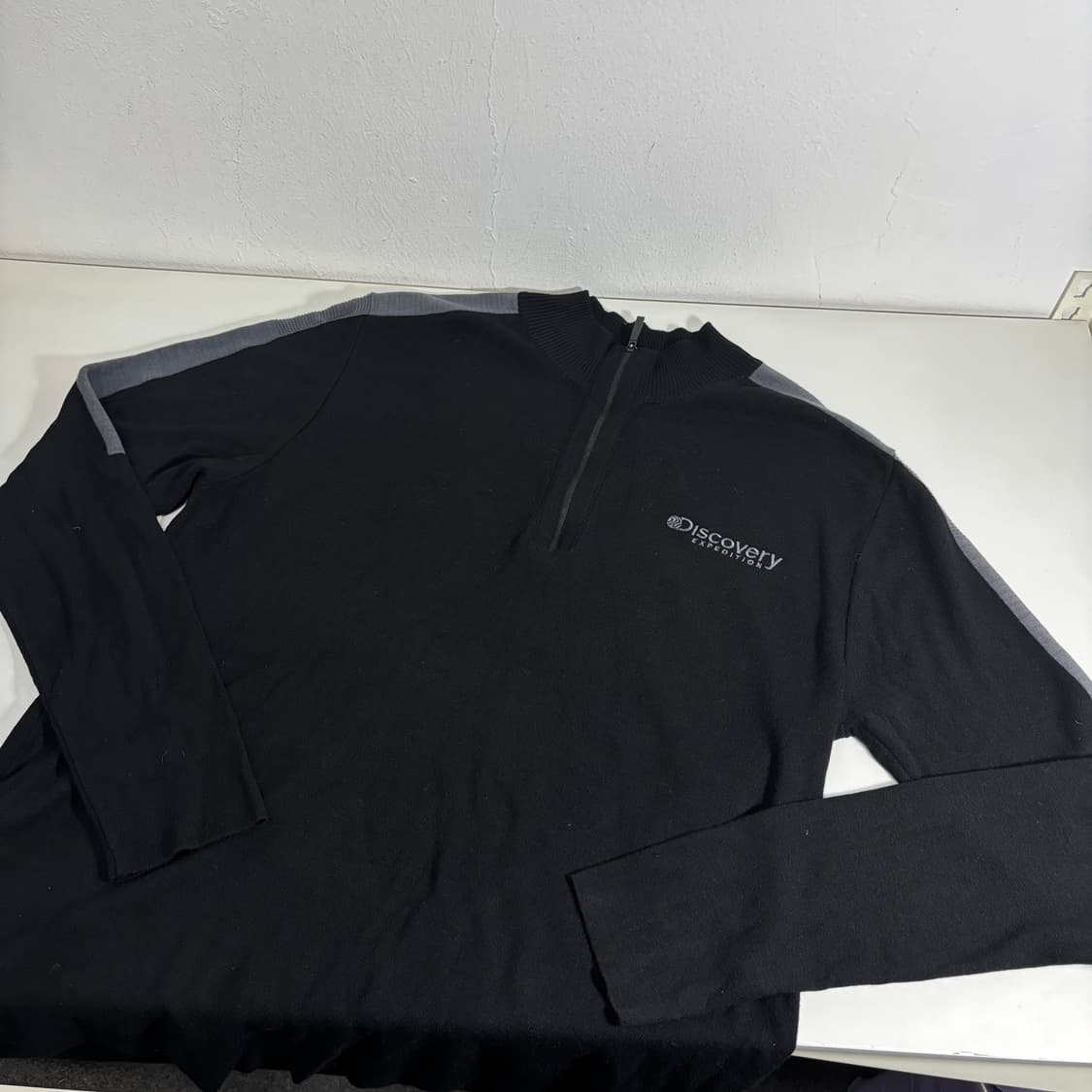 100 디스커버리 블랙 반집업 얇은니트 상품이미지1