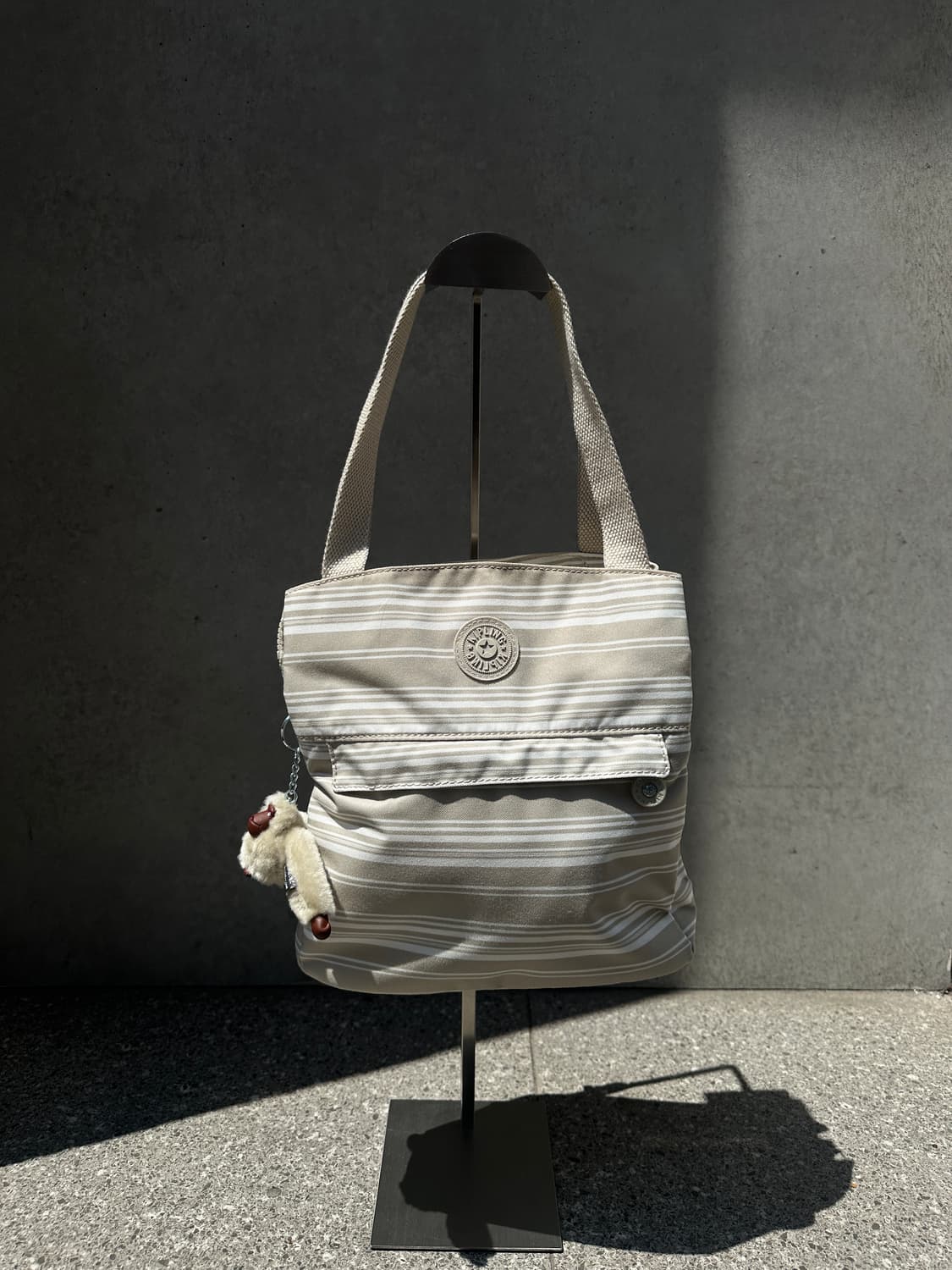 키플링(Kipling) 라이트 베이지 스트라이프 경량 숄더 토트백 (Wi 상품이미지1