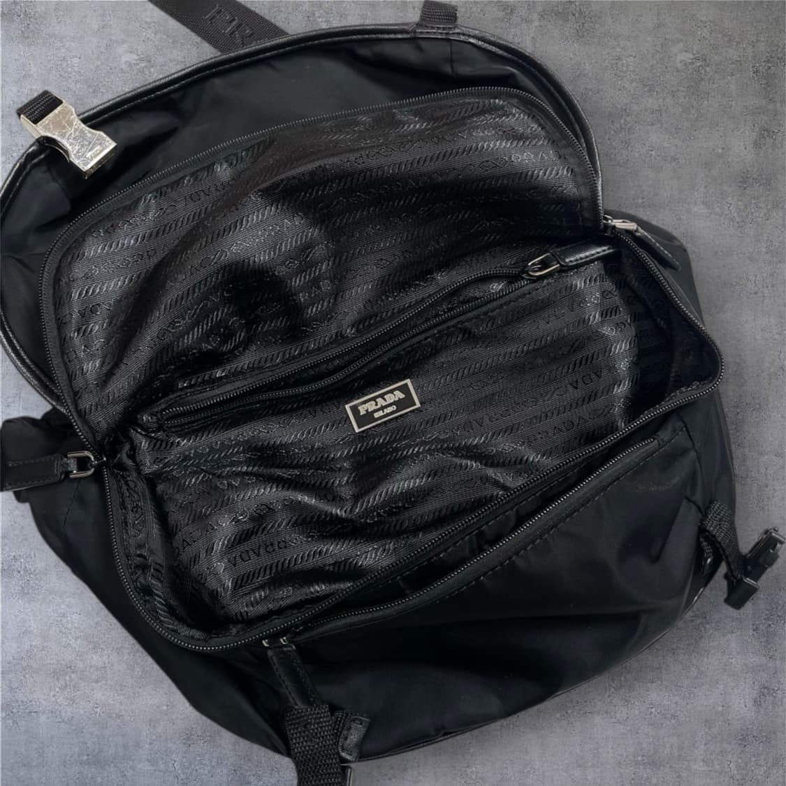 프라다 Prada 블랙 리나일론 바이커백  크로스백 스몰 상품이미지7