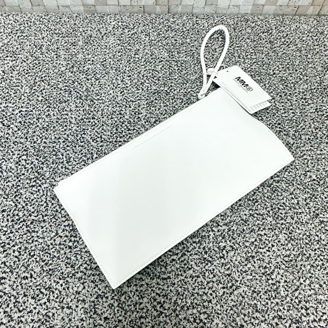 마르지엘라 여성 화이트 손목스트랩 스퀘어 클러치 80% 상품이미지3