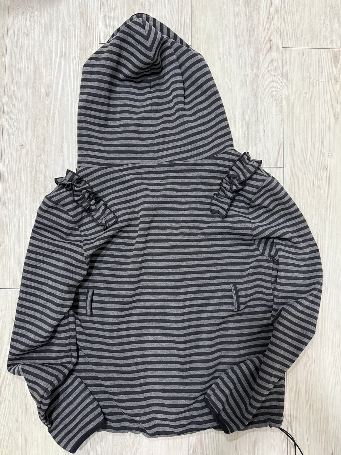 타입서비스 Ruffled Stripe Hoodie 블랙 상품이미지3