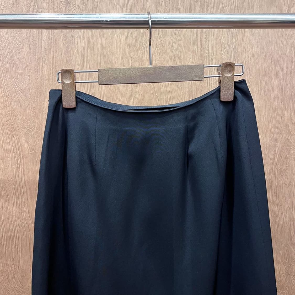 랑방 무지 미디 스커트 하이웨스트 절개 디테일 심플 A라인 블랙 상품이미지4