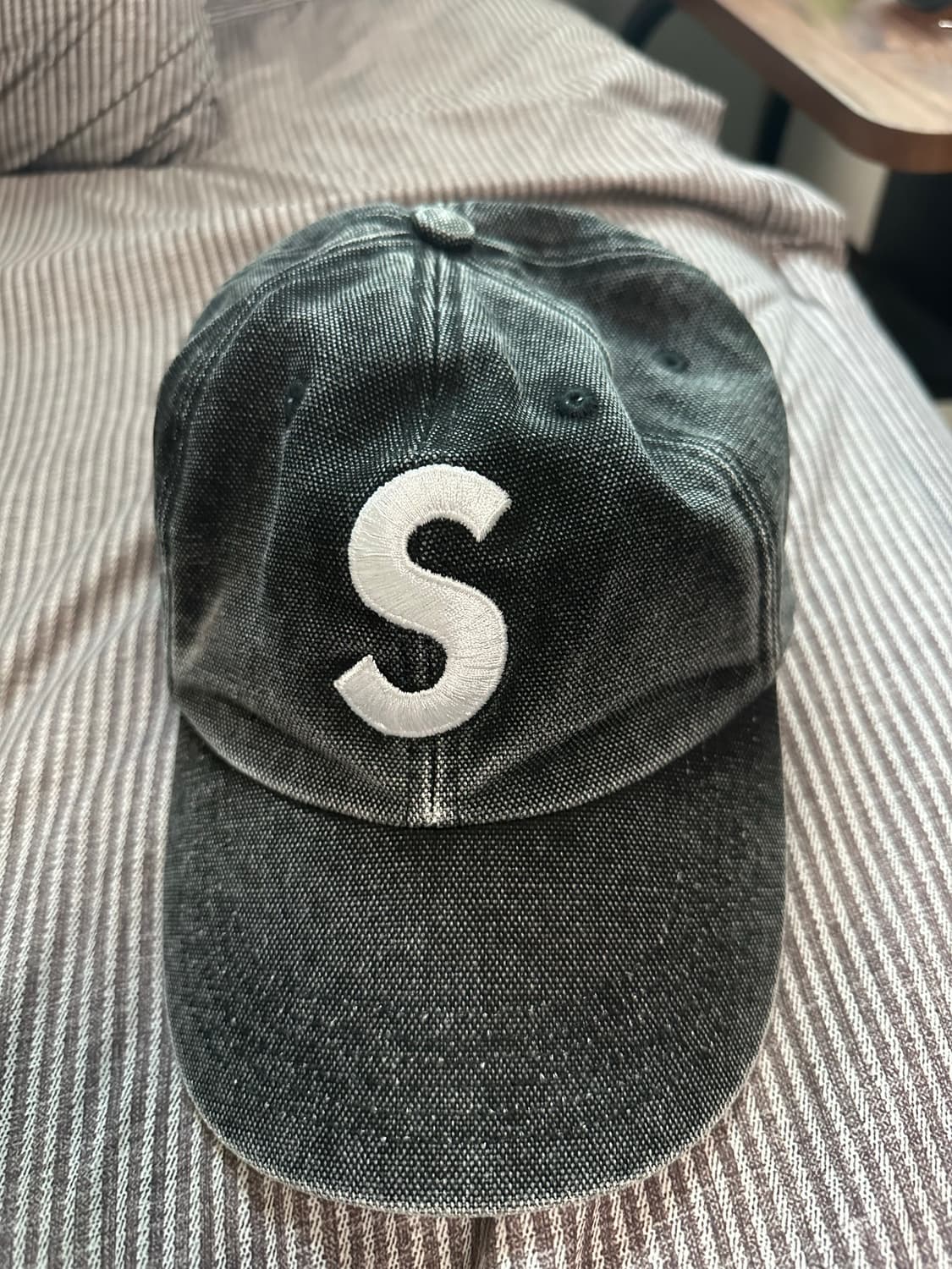 슈프림 피그먼트 S 로고 6-패널 블랙 - 24FW 상품이미지1