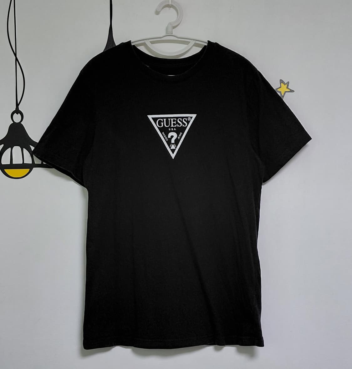 [L] 게스(GUESS) 오리지널 삼각 스터드 로고 반팔 티셔츠 (블랙) 상품이미지2