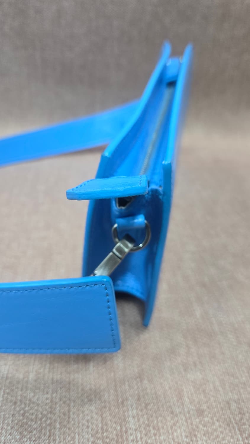 유즈(YUSE)의 비비드 블루 레더 크랙 미니 숄더백 상품이미지4