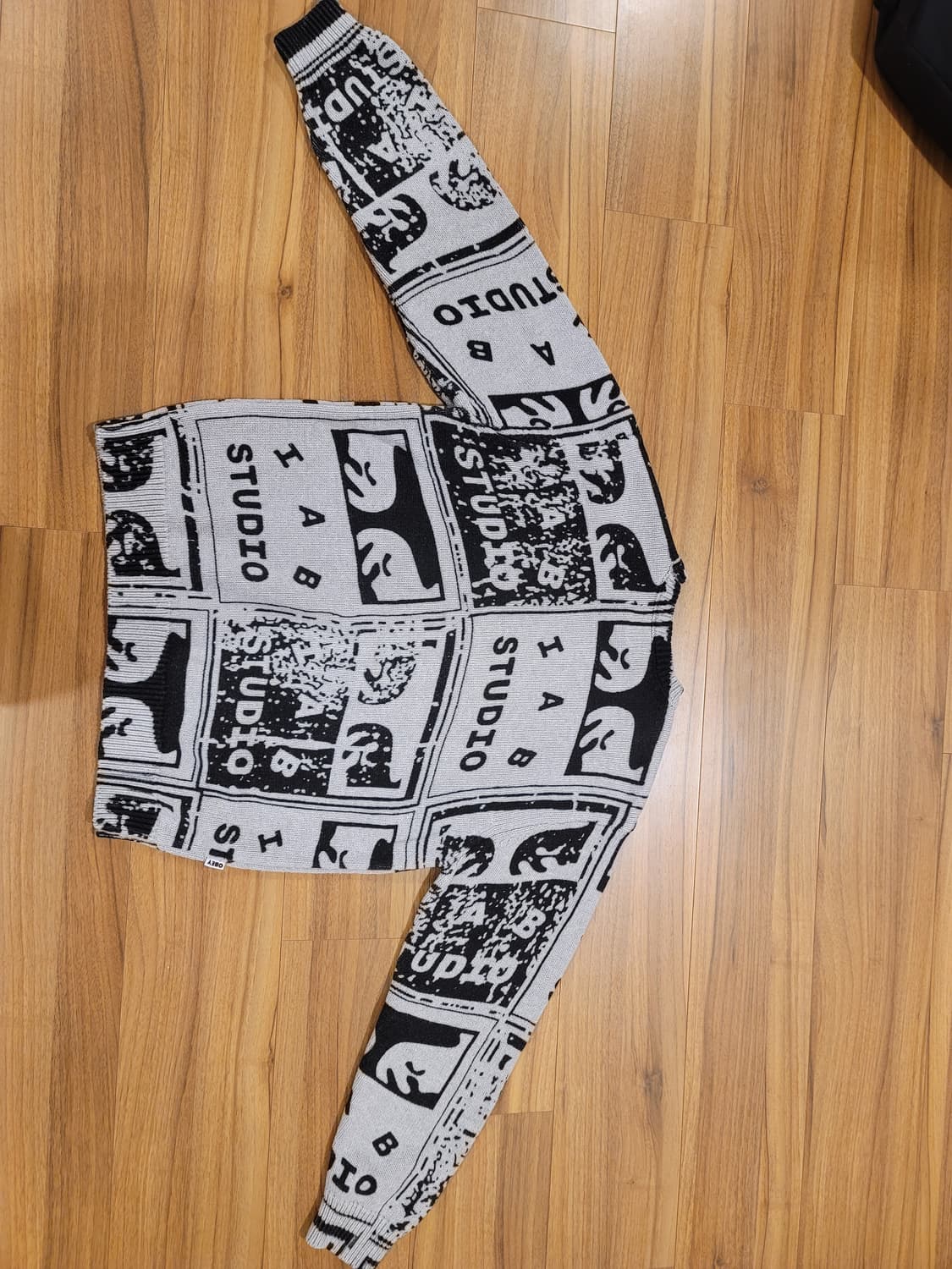 아이앱&오베이 페이디드 포스터 스웨터 그레이 멀티 상품이미지3