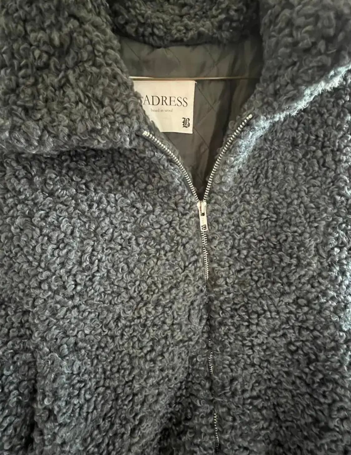 배드레스 x @am01.30 양털 부클 자켓 차콜 상품이미지5