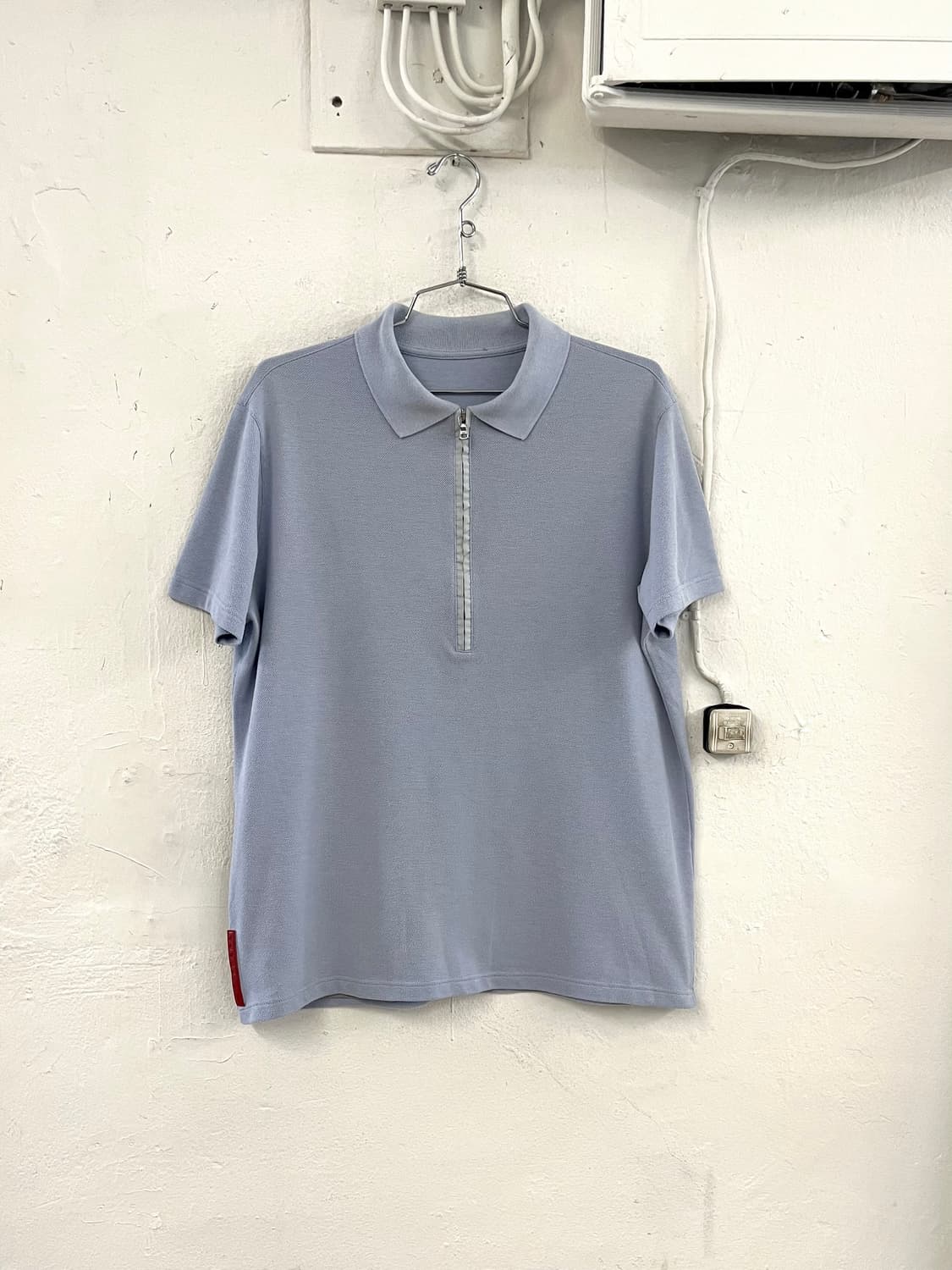 프라다 스포츠 백포켓 하프 집업 카라티 상품이미지1