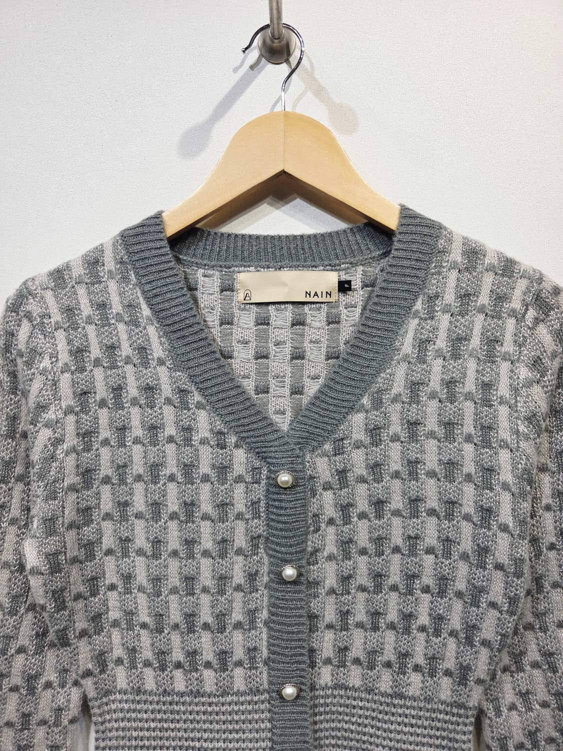 NAIN 나인 브이넥 진주버튼 패턴 니트 원피스 상품이미지3