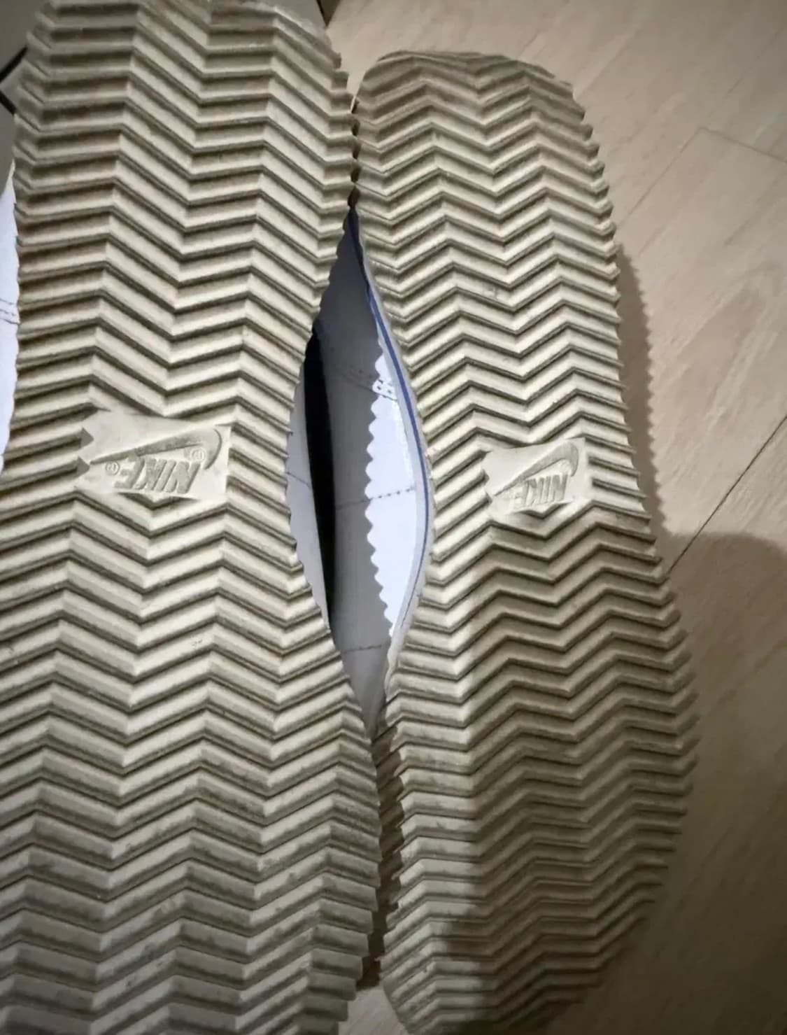 나이키 코르테즈 화이트 앤 블랙 255 상품이미지4