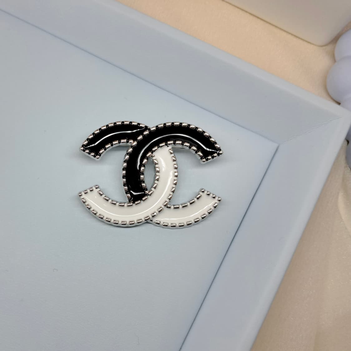 샤넬 브로치 빈티지 펜던트 블랙앤화이트 상품이미지2