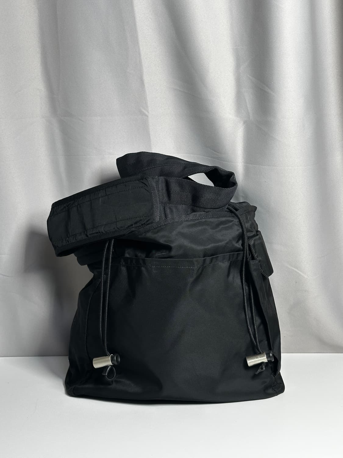 프라다 나일론 드로스트링 크로스백 상품이미지1