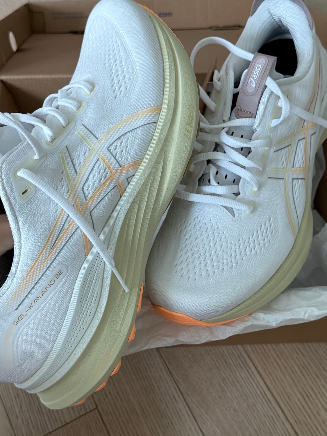 아식스 젤카야노32 화이트 오렌지 글로우 러닝화 상품이미지4