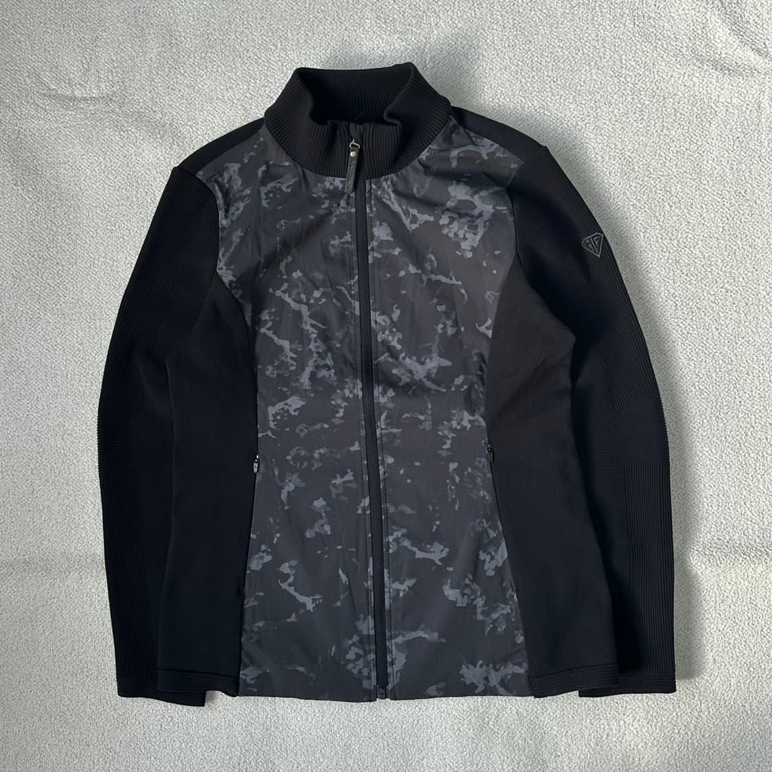 헤지스 골프 패턴 배색 하이넥 점퍼 상품이미지2