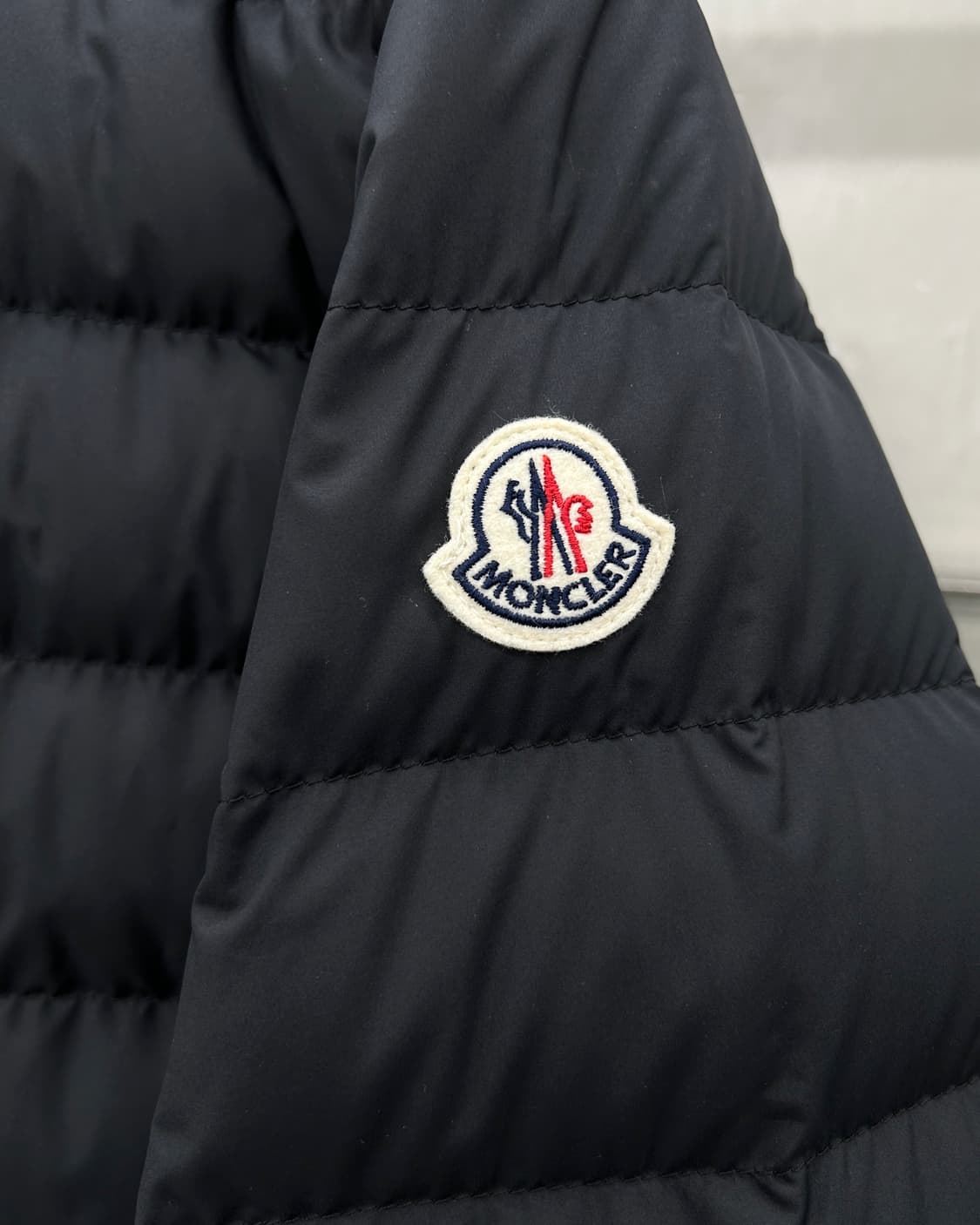 몽클레르 아키오 구스다운 패딩 *샤이보이토비 착용* 상품이미지4
