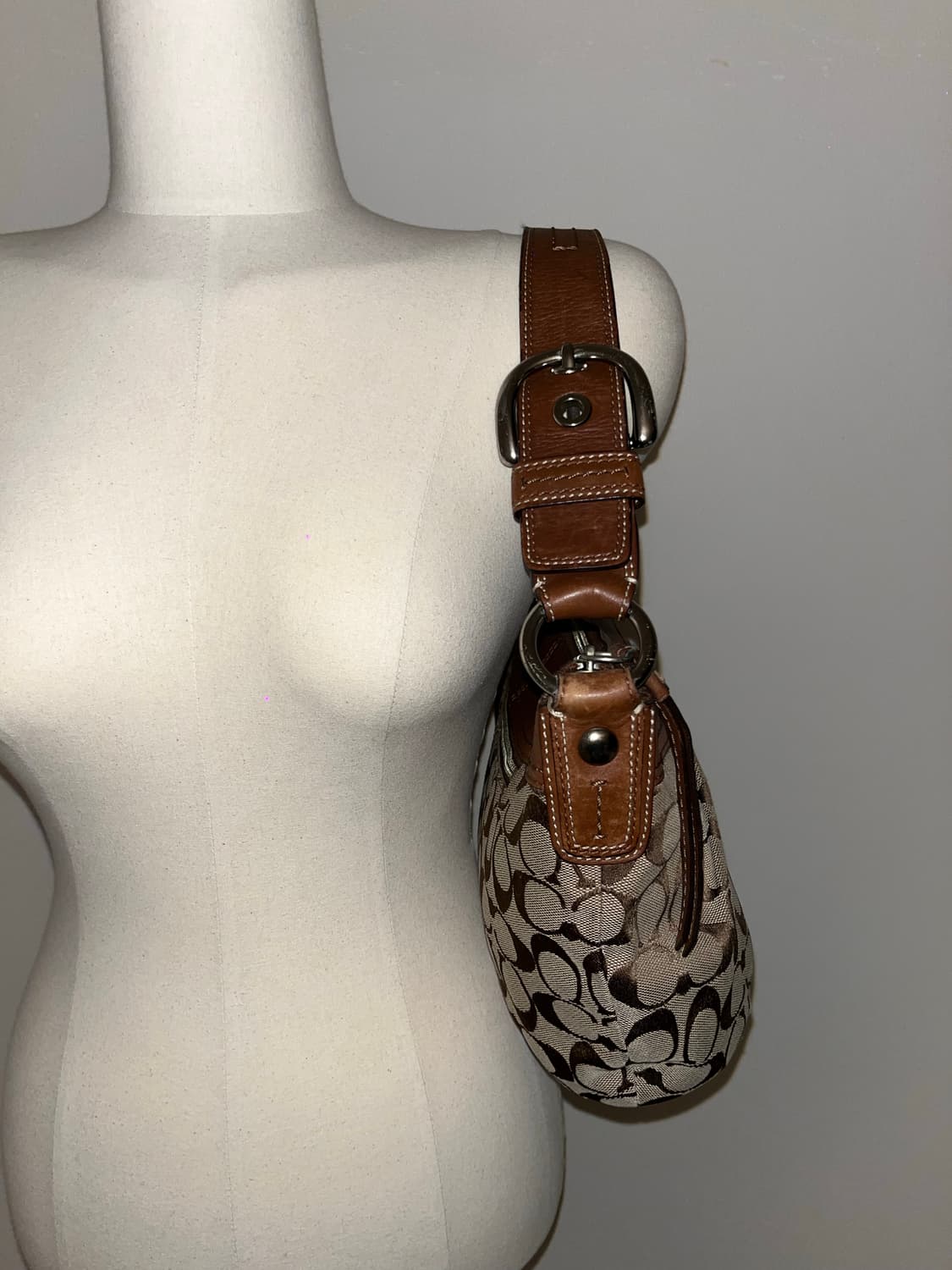 Coach Beige Half Moon Bag 상품이미지5