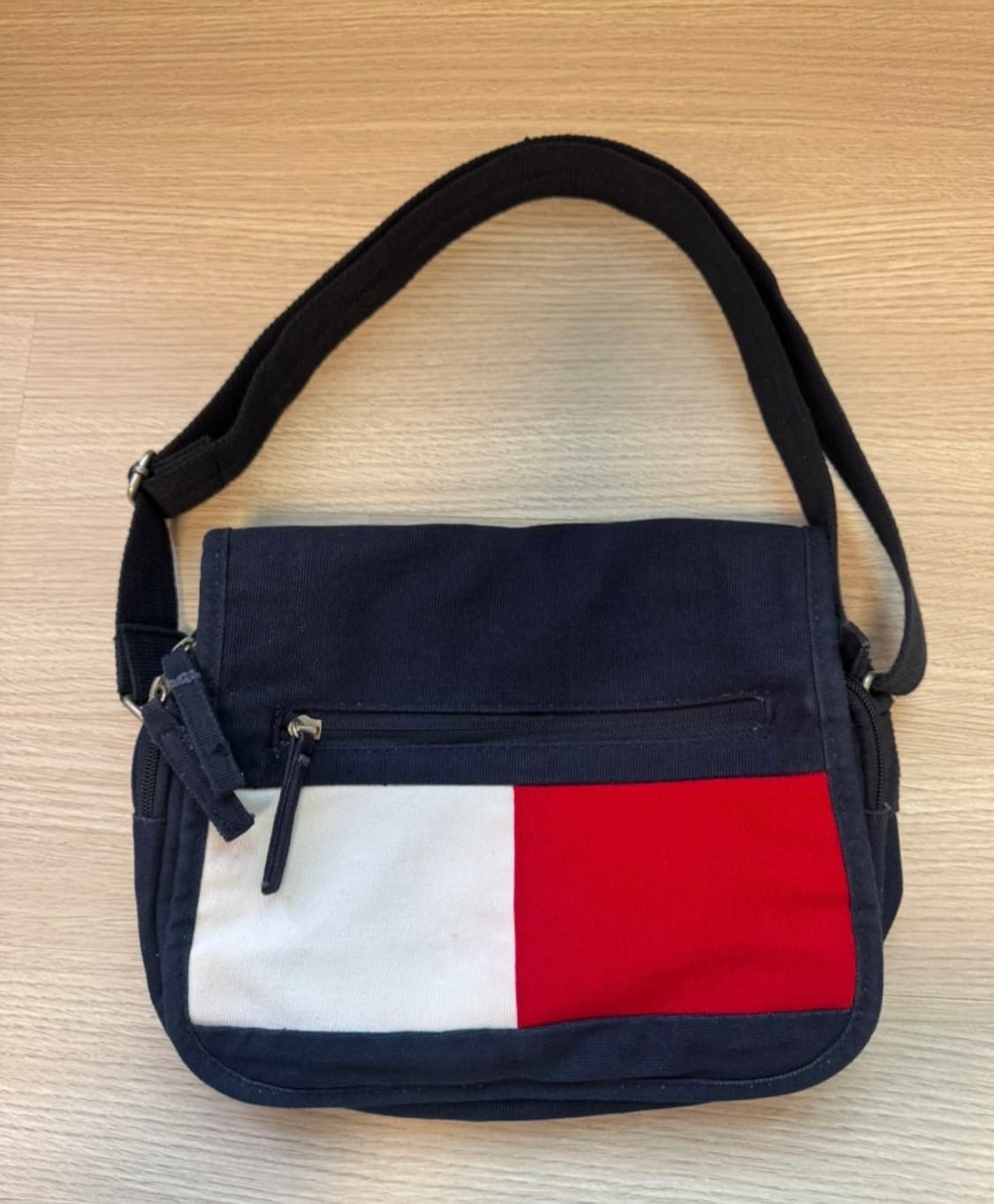 타미 힐피거 올드스쿨 빅 로고 크로스백 판매합니다 상품이미지1