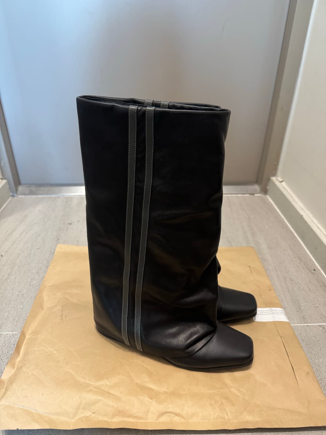 루즈슬립오버 허그 카우 레더부츠 챠콜 상품이미지3