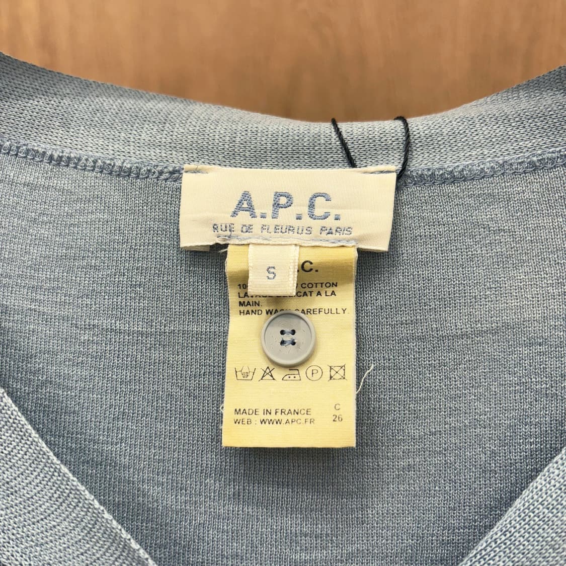 아페쎄 브이넥 니트 프론트 버튼 소매 밑단 시보리 디테일 라이트 블루 상품이미지6