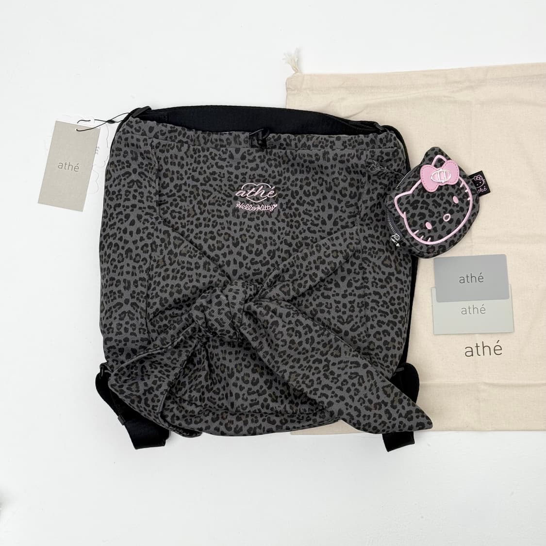 (새상품) 아떼바네사브루노 x 헬로키티 르봉 레오파드 그레이 백팩 겸 숄 상품이미지3