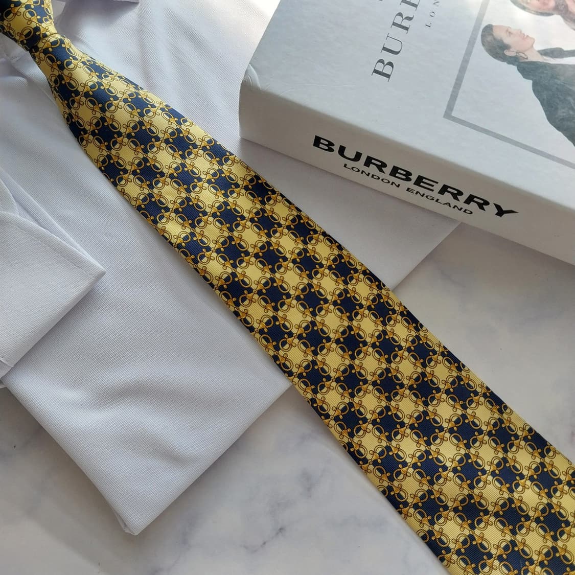 버버리 실크 골드&네이비 패턴 넥타이 9.4cm A+등급 K1805
 상품이미지7