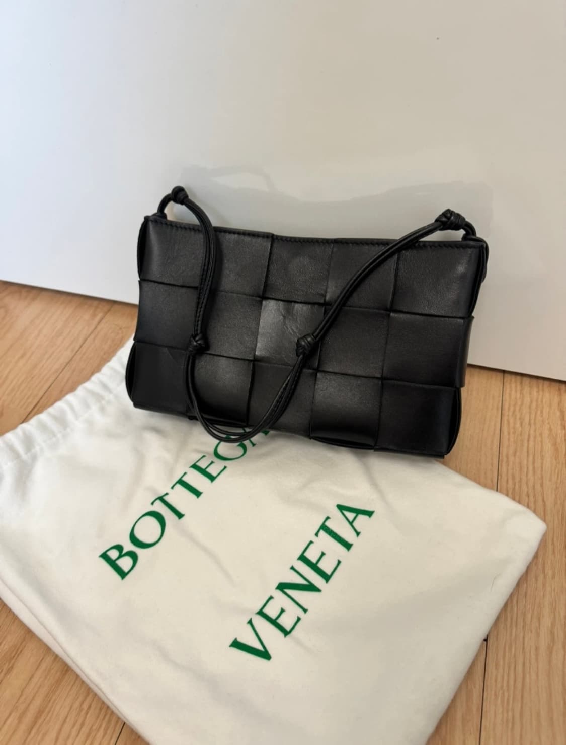 보테카베네타 카세트백 램스킨 숄더 상품이미지1