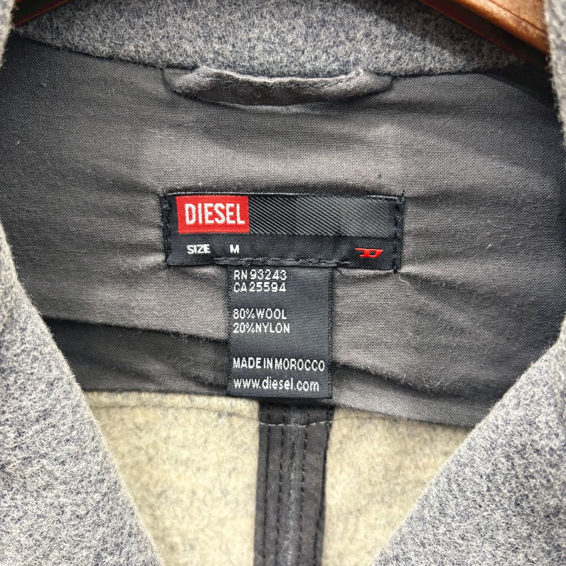 디젤 싱글 하프 코트 지퍼 포켓 핀 배지 장식 디테일 레귤러핏 그레이 상품이미지7