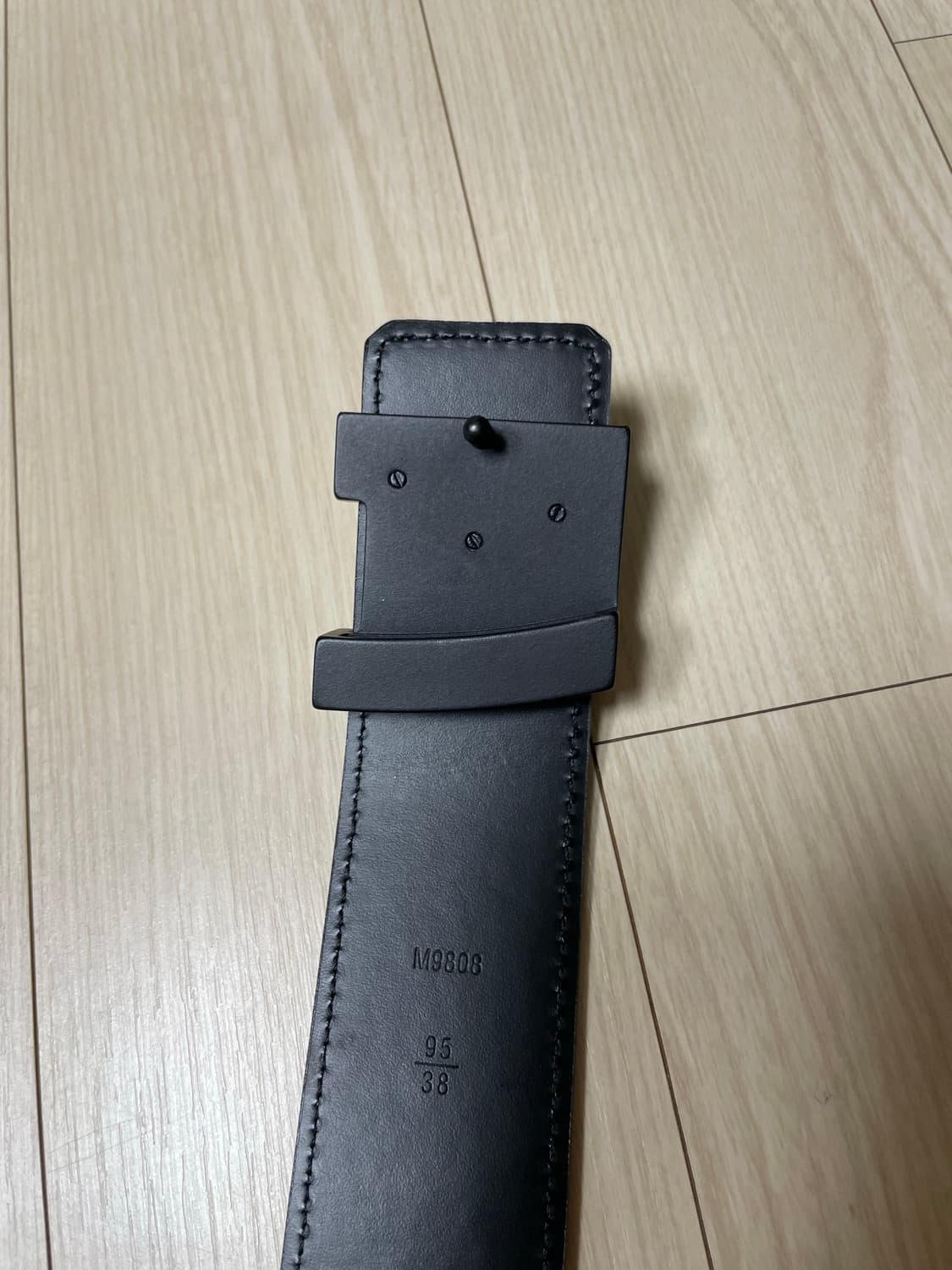 루이비통 그라파이트 LV 이니셜 벨트 블랙 95/38 상품이미지3