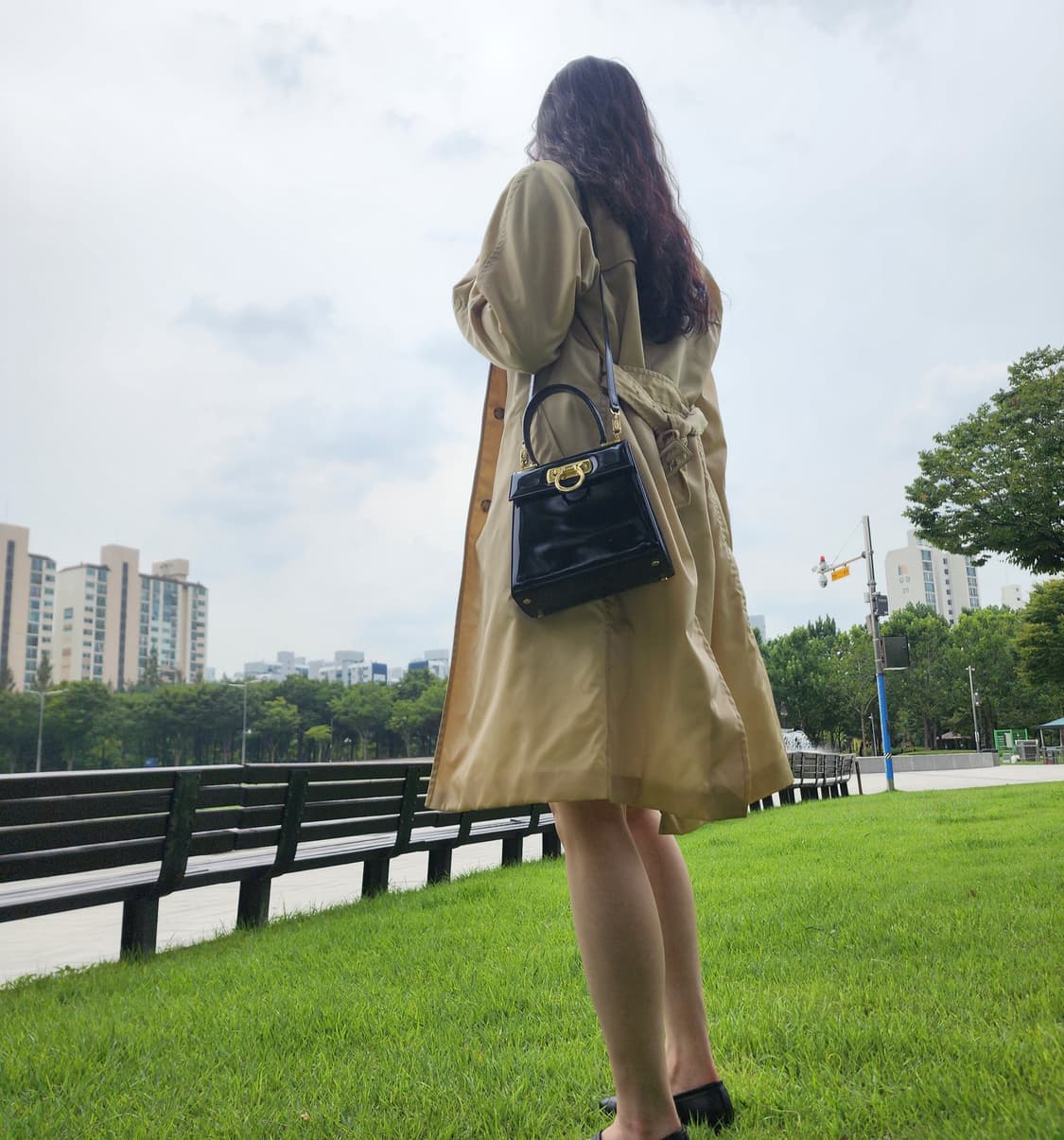 페레가모 켈리백 아이코닉 탑핸들 스몰 유광블랙 내장칩 상품이미지2