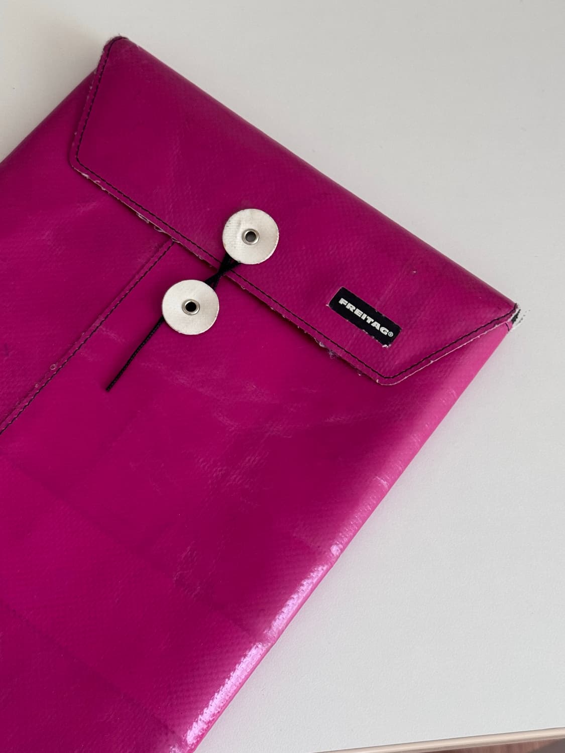 프라이탁 랩탑 12/13 파우치 핫핑크 상품이미지1