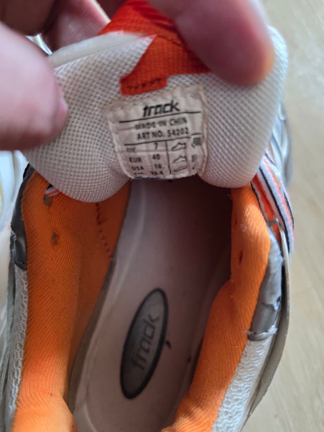 발렌시아가트렉흰주 40사이즈/255 상품이미지6