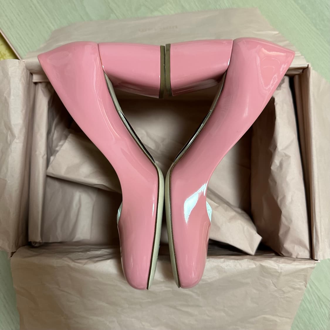 미우미우 딸기우유 핑크 페이던트 펌프스 36사이즈 상품이미지2