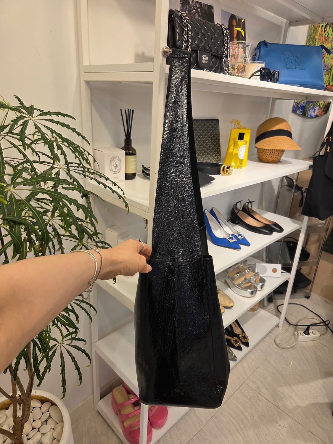 Aviemuah 아비에무아 원더러백 글로시 블랙 상품이미지3