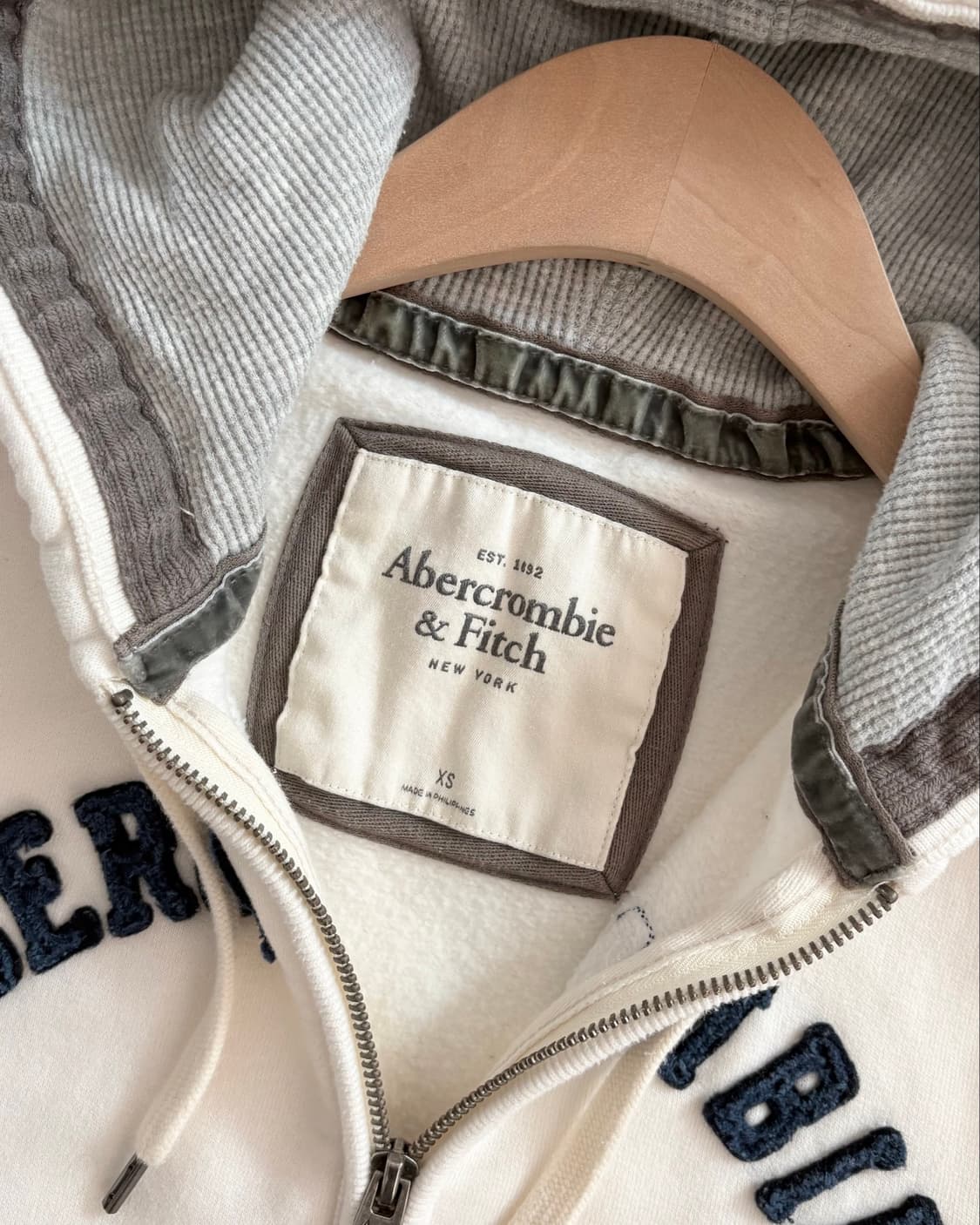 Abercrombie & Fitch 아베크롬비 아이보리 와펜 레터링 후드 상품이미지3