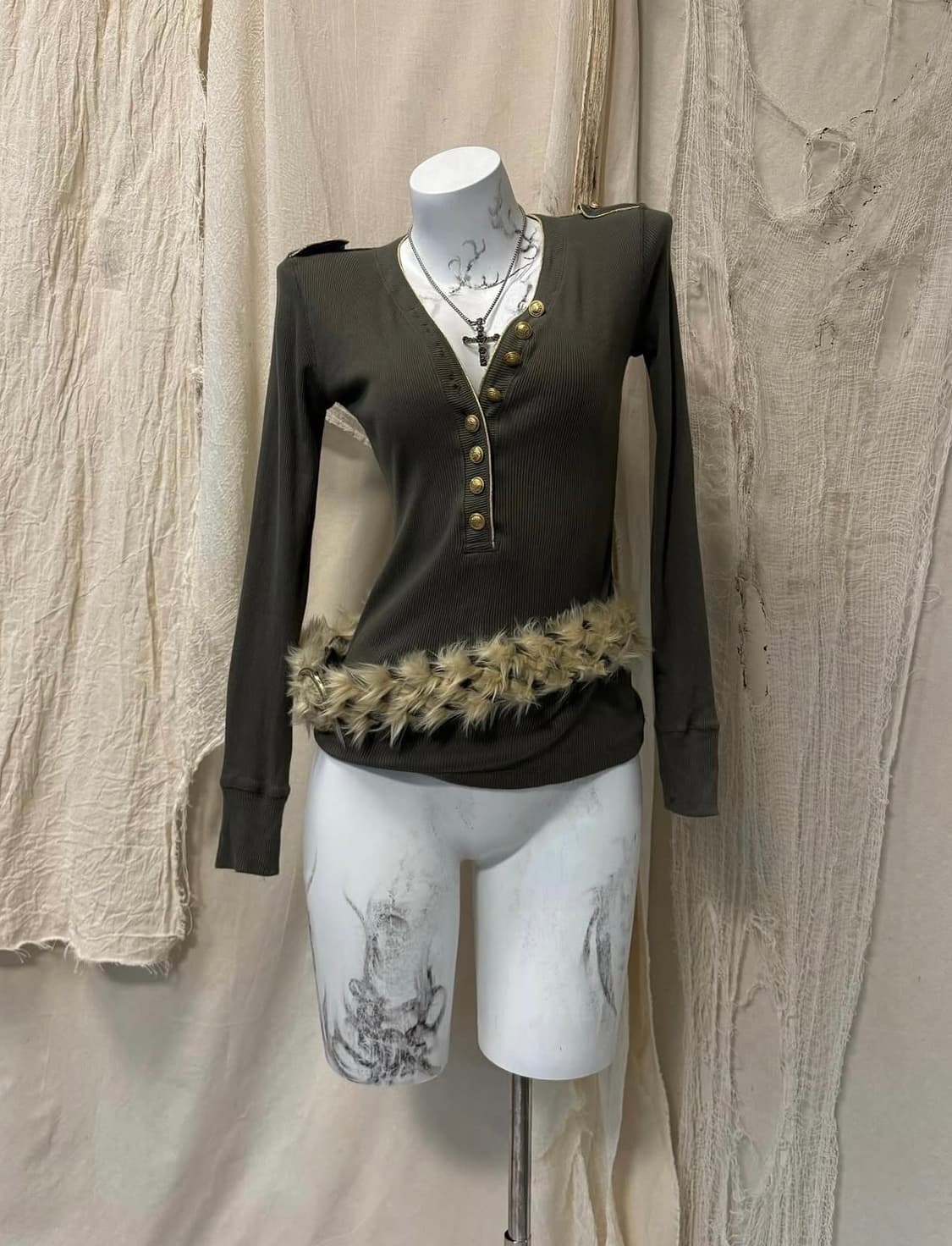 Gold Medal Detail Sleeve 상품이미지1