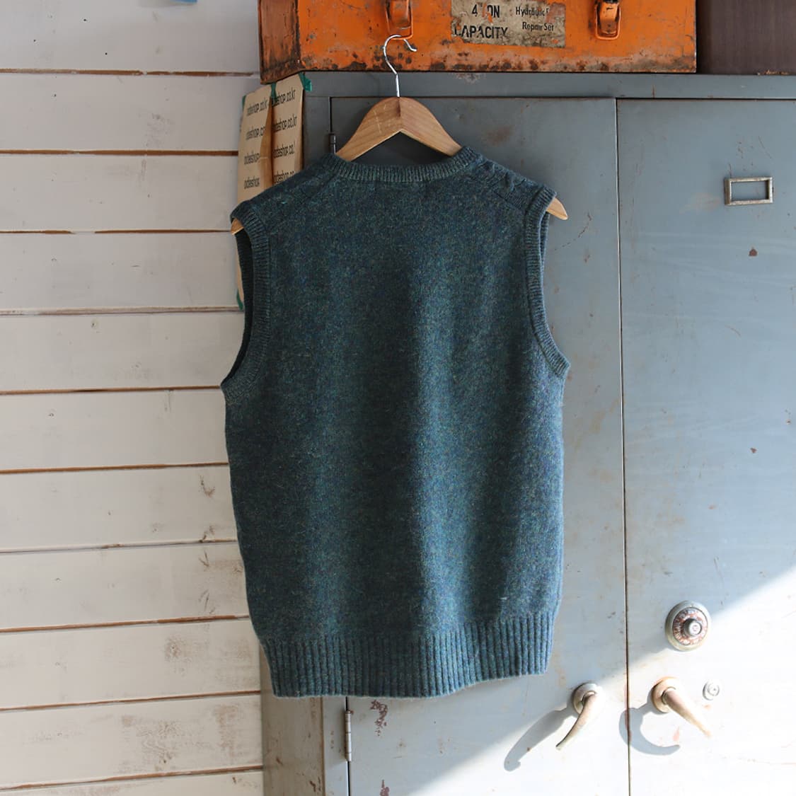 (착용컷) FIONA MACPHAIL 울 니트 베스트 (남성용 100) 상품이미지2