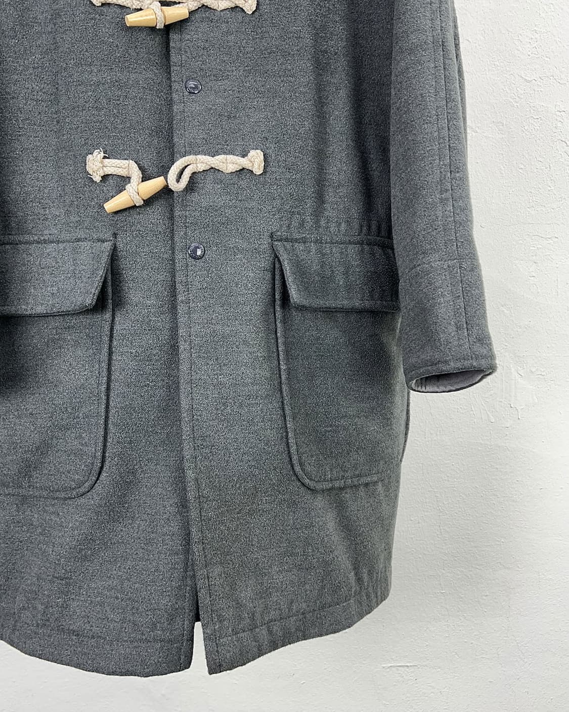 빔즈 차콜 그레이 멜튼 토글 플랩 포켓 후디 롱 코트 상품이미지5