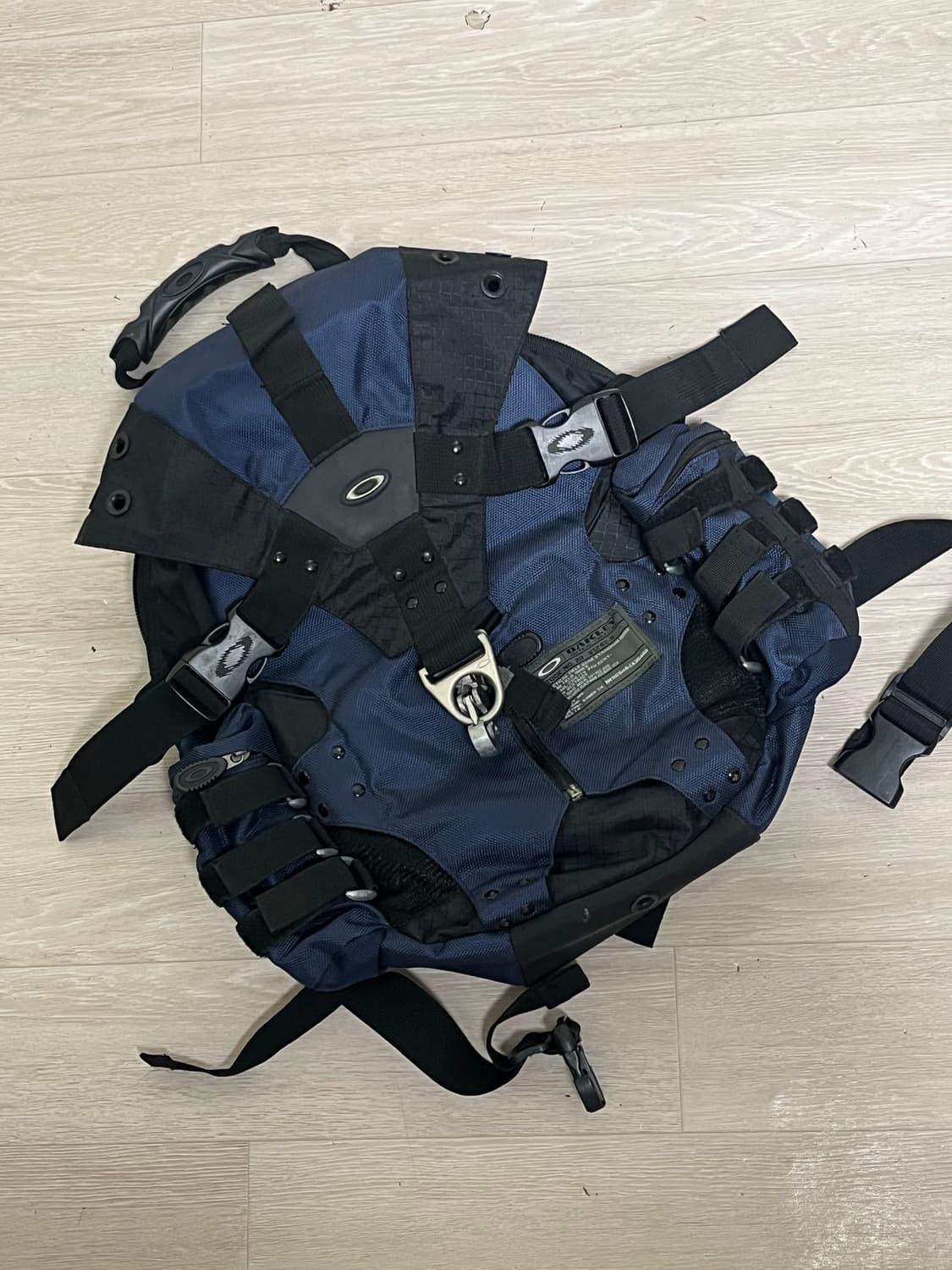 오클리 백팩 네이비 블랙 상품이미지1