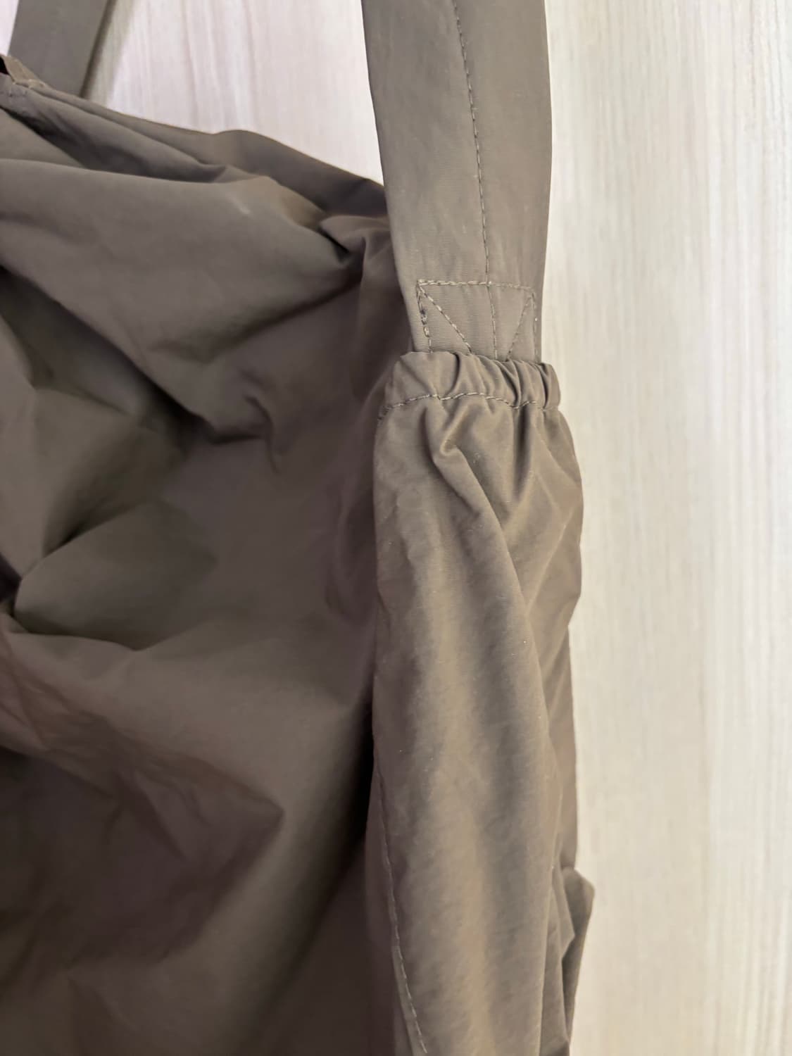 유니클로 u 스트링백 브라운 상품이미지3