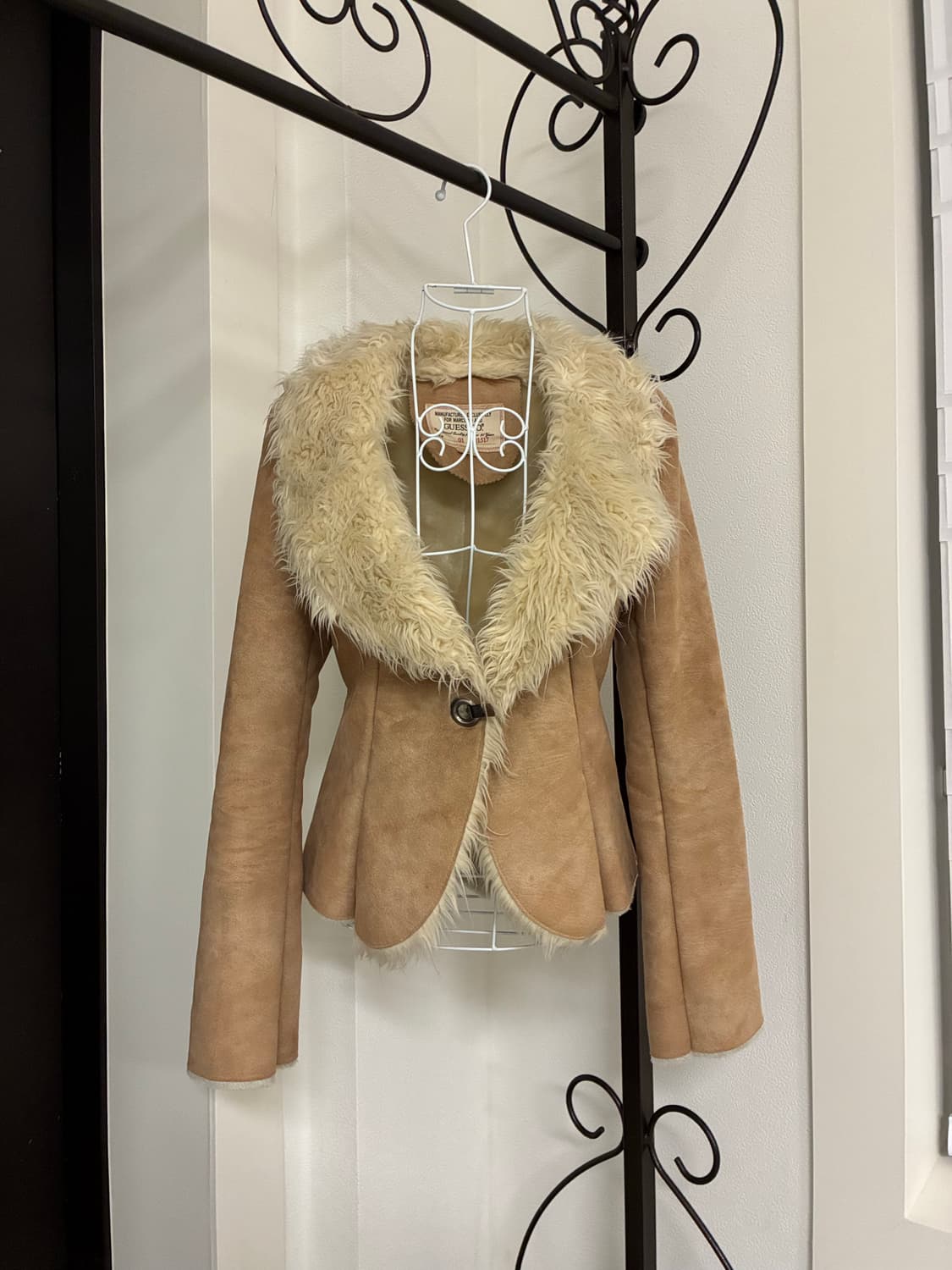 Guess 베이지 버클 무스탕 상품이미지1