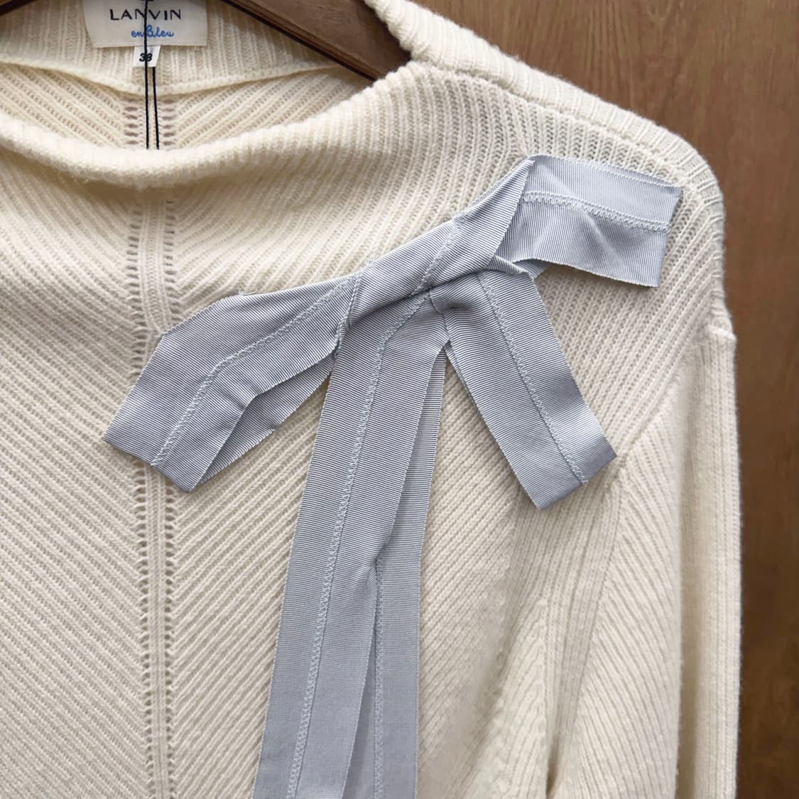 랑방 온 블루 하프넥 긴팔 울 니트 세로 립 블루 리본 디테일 아이보리 상품이미지6