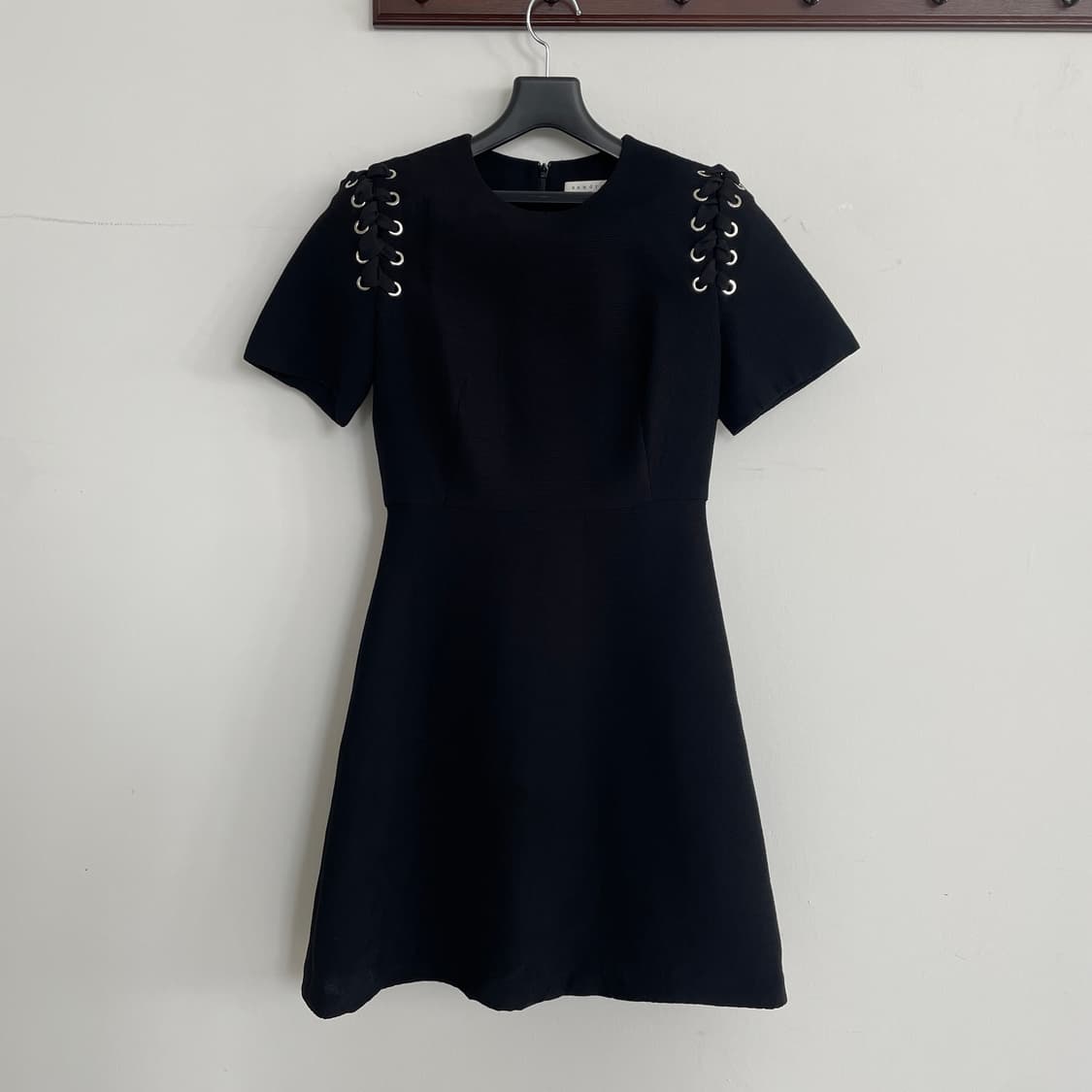 산드로 34,XS 레이스업 디테일 블랙 미디 원피스 상품이미지1
