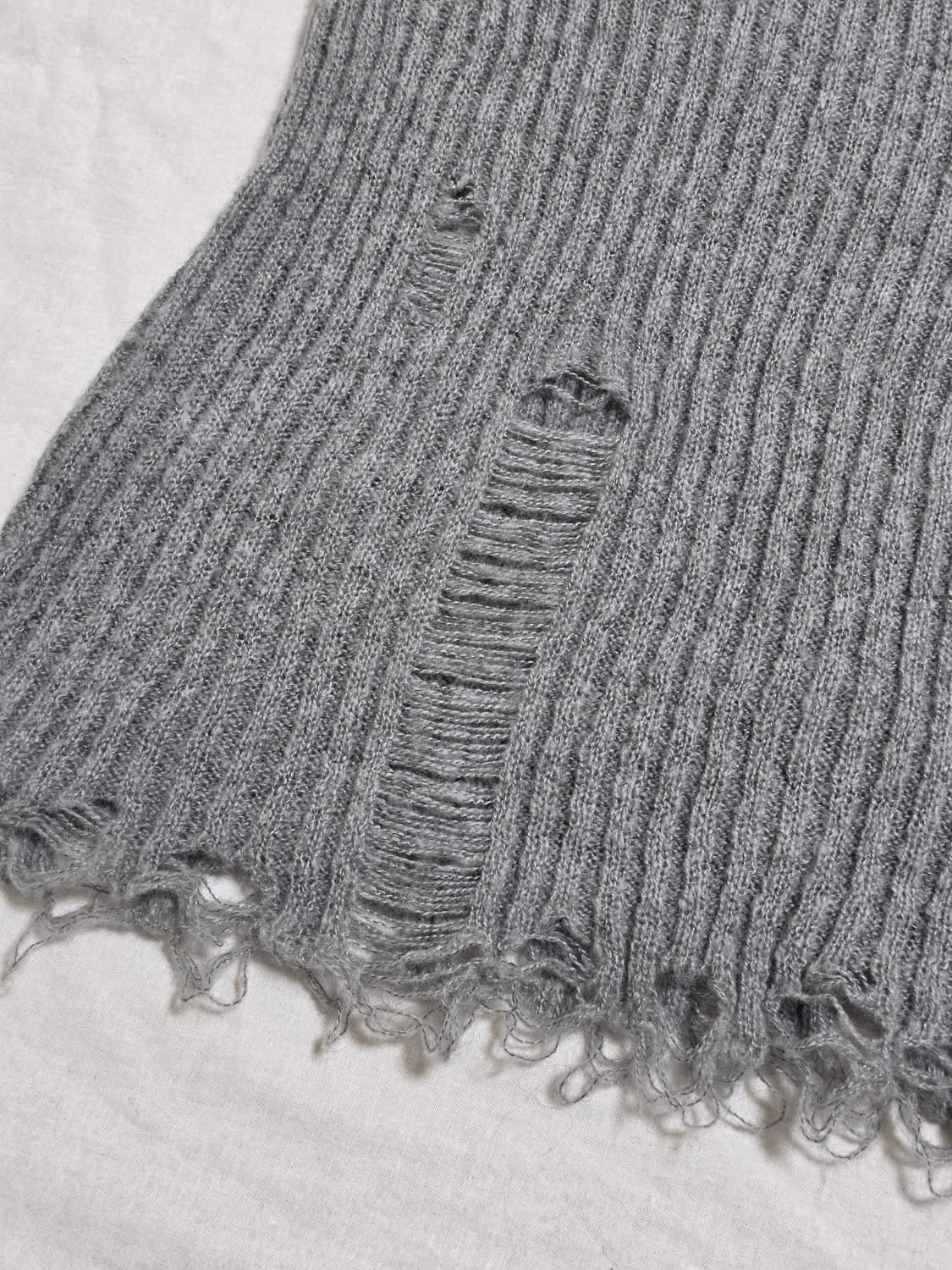 그런지 울 데미지 브이넥 니트 상품이미지8