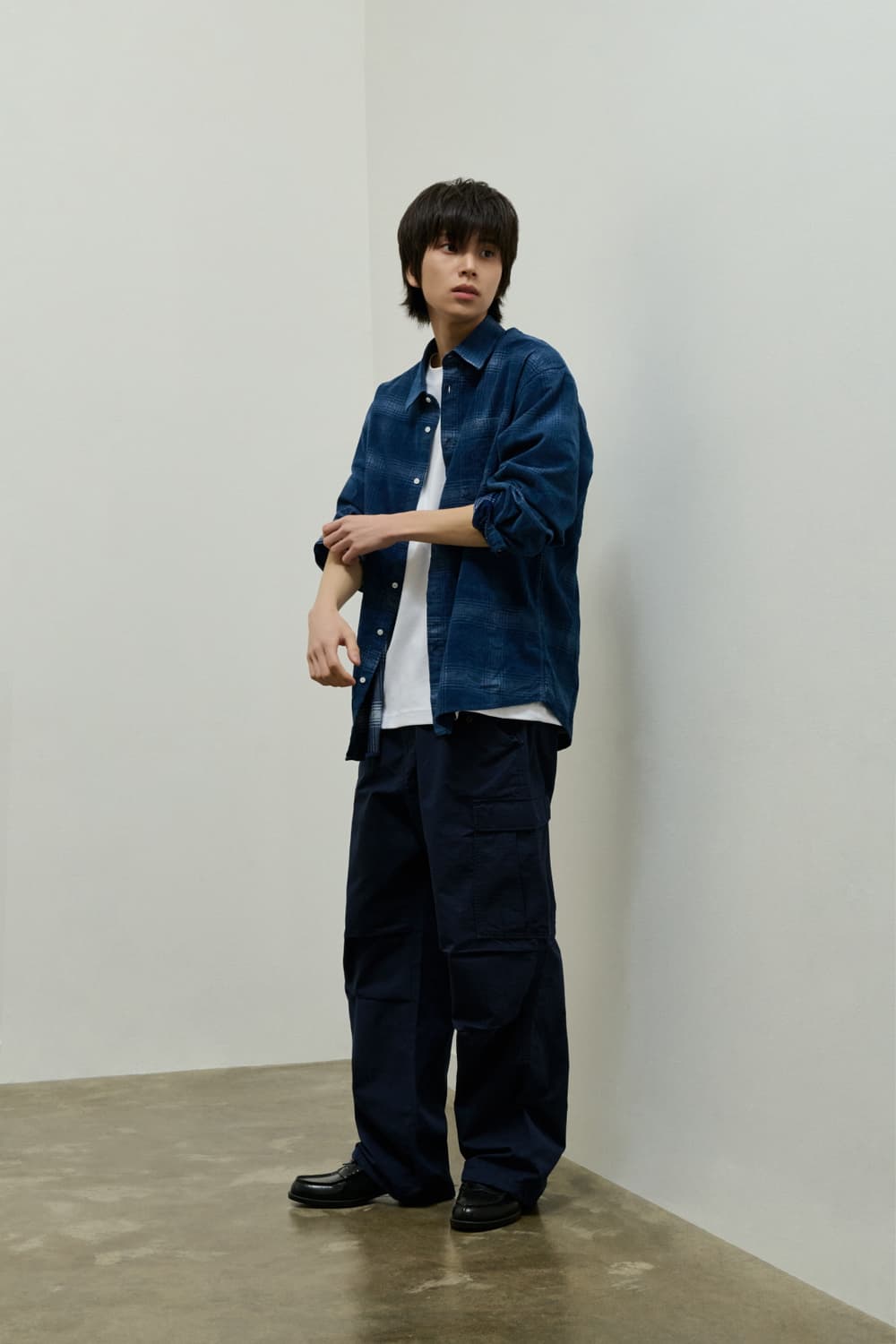 퍼렌(PERENN) 릴렉스드 코듀로이 체크 블루 셔츠 상품이미지2