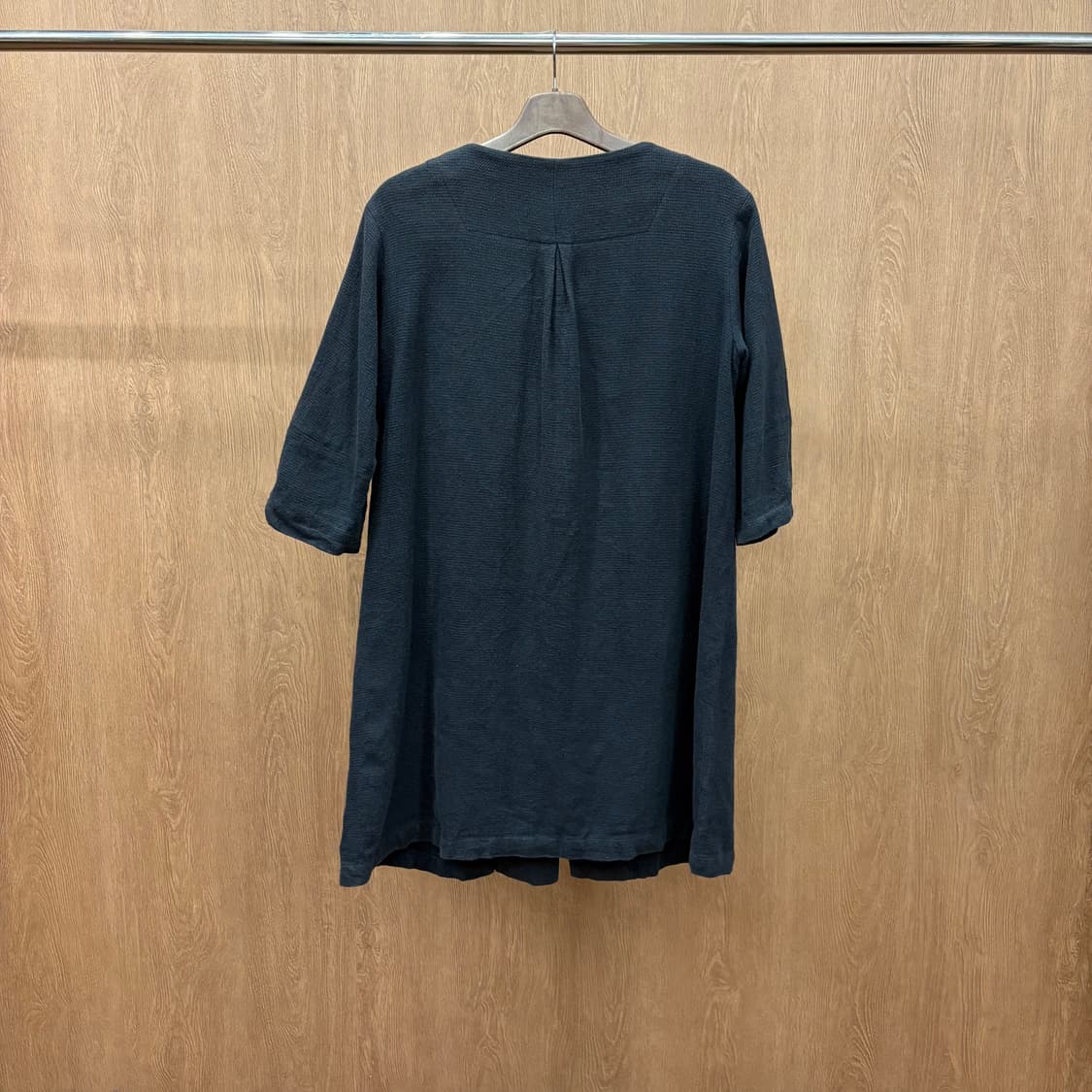 이세이미야케 플랜테이션 7부 코튼 린넨 롱 자켓 후면 핀턱 디테일 차콜 상품이미지3