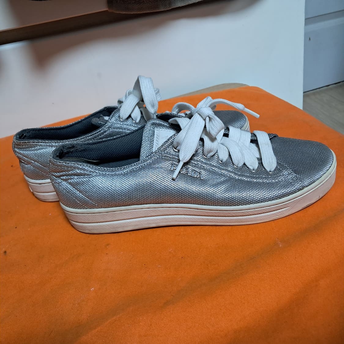 정품 프라다 여성 실버 스니커즈 36.5(230~235) 상품이미지3